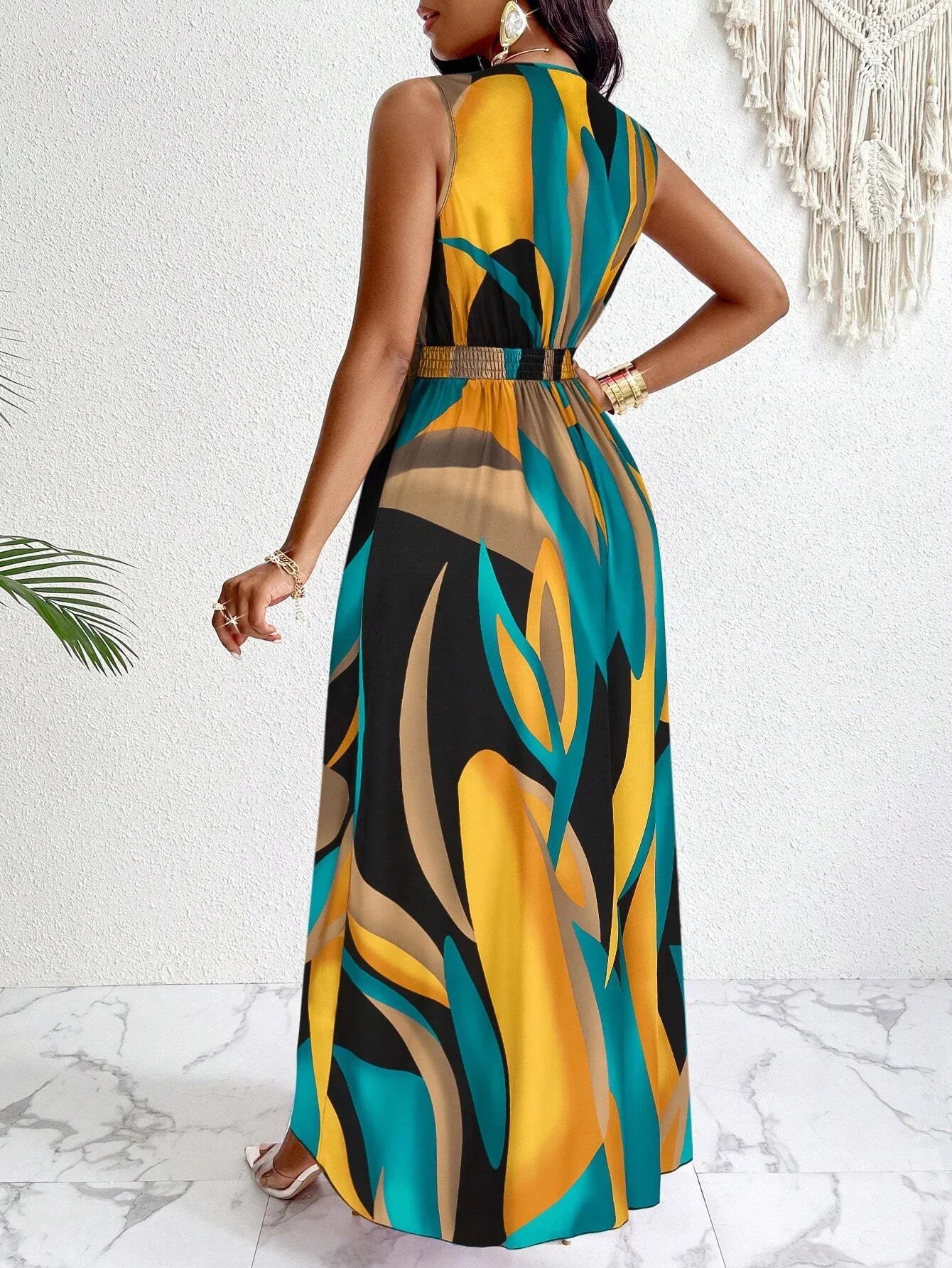 Women's sleeveless V-neck abstract prints - fashionable beach and casual occasions